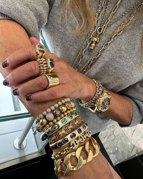 Chunky Gold Jewelry, Dope Jewelry Accessories, Inexpensive Jewelry, Chunky Jewelry, Dope Jewelry, Band Shirt, Jewelry Fashion Trends, Classy Jewelry, Stacked Jewelry