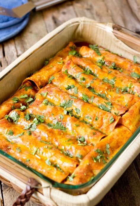 These vegan enchiladas are packed with complex flavors, plenty of nutrition and antioxidants from the black beans, tomatoes, and garlic, et al. Easy Roasted Cauliflower, Vegetarian Tacos Recipes, Vegetarian Quesadilla, Vegan Enchiladas, Black Bean Enchiladas, Vegetarian Tacos, Enchilada Recipes, Healthy Vegetarian, Easy Vegetarian