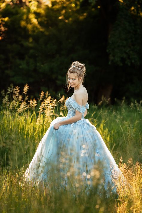 Prom Dress Senior Pictures Photo Ideas, Ball Gown Picture Poses, Prom Dress Portraits, Grad Dress Picture Ideas, Prom Outdoor Photography, Outdoor Prom Picture Ideas, Debutant Photoshoot, Prom Dresses Poses Photo Ideas, Prom Dress Senior Pictures