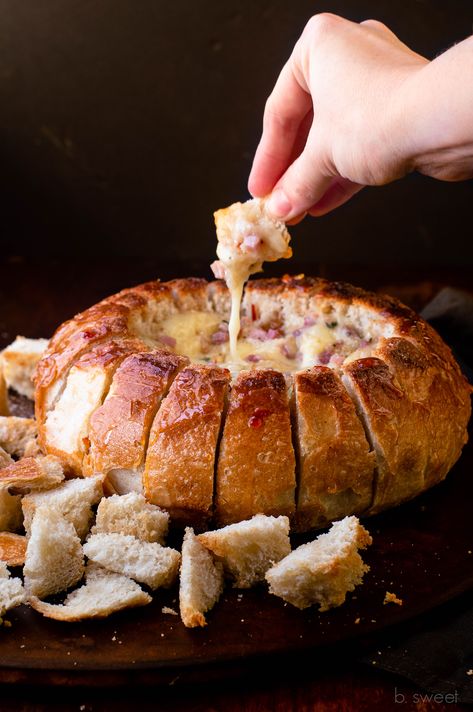 Baked Brie Bread Bowl, Brie Garlic, Baked Brie Bread, Honey Baked Brie, Brie Bread Bowl, Brie Baked, Baked Brie Honey, Brie Bread, Garlic And Honey