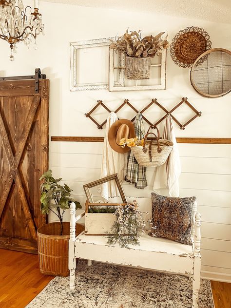 Antique Farmhouse Decor, Farmhouse Entry, Casa Country, Interior Vintage, Decor 2024, Vintage Farmhouse Decor, Farmhouse Fall Decor, Hus Inspiration, Farmhouse Interior