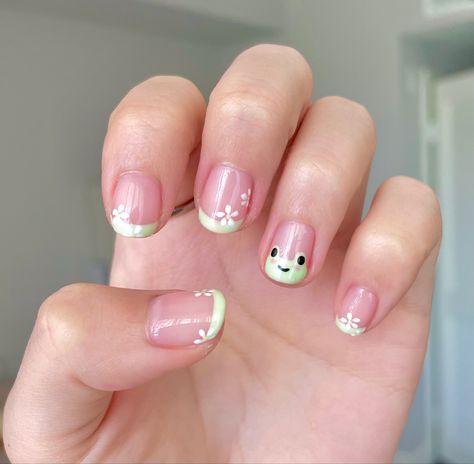 cute green frogs and white daisies gel nails Green Nails Frogs, Green Frog Acrylic Nails, Frog Gel Nail Designs, Nail Frog Design, Simple Frog Nails, Nail Designs Frogs, Frog Short Nails, Nail Frogs, Nail Inspo Summer Short Nails