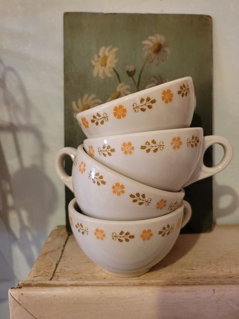 Set of 4 vintage Shenango China restaurant coffee cups. Cute little pattern of  leaves and flowers. No breaks or cracks but has some light staining around handles. Very good condition. These are great cups for outdoor bonfires! I use some of mine for that purpose. Luna Fashion, China Restaurant, Vintage Coffee Cups, Vintage Mug, Pretty Cups, Cottage Kitchen, Vintage Dishes, Coffee Set, Vintage Coffee