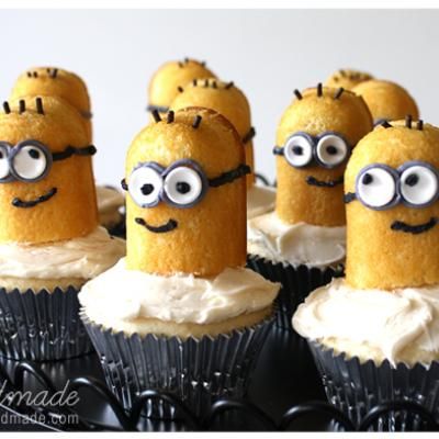 Minion cupcakes - HILARIOUS!! Despicable Me Crafts, Despicable Me Cupcakes, Minion Cupcake, Cupcakes Bonitos, Kids Cupcakes, Despicable Me Party, Dessert Halloween, Minion Cupcakes, Quick Food