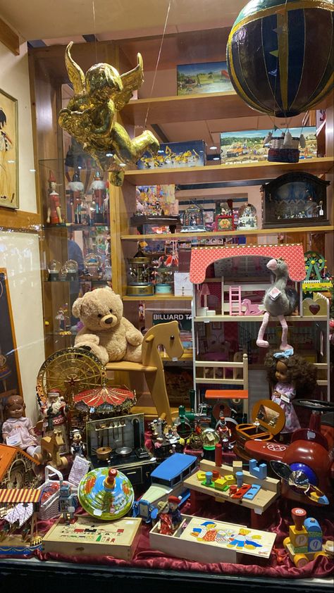 Vintage Toy Display, Holiday Novels, Christmas Toy Shop, Home Alone 2, Steampunk Dolls, 2 Aesthetic, Window Christmas, Toys Market, Doll Museum