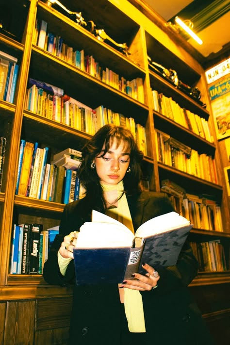 Environmental Portraits Women, Photography Poses In Library, Apartment Portrait Photography, Student Portrait Photography, Urban Pictures Photography, Street Style Photography Women, Environmental Portraits Photography, Photoshoot Library Photo Ideas, Bookstore Photoshoot Ideas