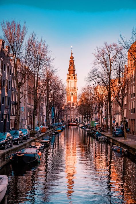 Lovely view of the canal in Amsterdam, Netherlands. #VisitNetherlands #Netherlands #Amsterdam #TravelPhoto #travel Netherland Aesthetic, Canal Photography, Cool Cities, Amsterdam Wallpaper, Visit Amsterdam, Netherlands Travel, Amsterdam Travel, Amsterdam City, Amsterdam Netherlands