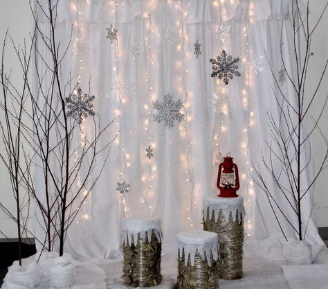 Winter Wonderland Party Photo Booth Backdrop Ideas, Christmas Decor Photo Booth, Photo Booth Winter Wonderland, Snow Backdrop Diy, Diy Xmas Backdrop, Christmas Photos With Backdrop, Winter Wonderland Photo Booth Diy, Winter Photo Booth Backdrop, Dance Photo Backdrop Ideas