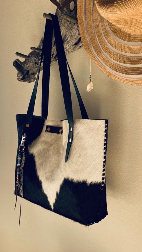 Black snd White hair on hide cowhide tote by xombags@gmail.com Uni Bag, Handmade Fabric Bags, Cowhide Purse, Estilo Country, Country Fashion, Fur Bag, Luxury Purses, Leather Projects, Fabric Bags