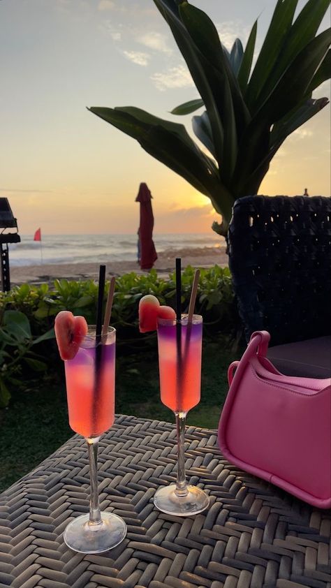 Pretty Alcoholic Drinks, Fancy Drinks, Pretty Drinks, Think Food, Luxury Lifestyle Dreams, Future Lifestyle, Pretty Food, Mocktails, Travel Aesthetic