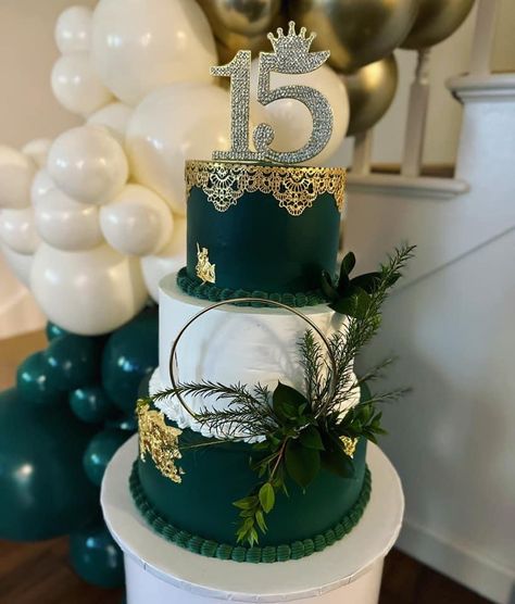 Hunter Green Cake Ideas, Quince Cake Emerald Green, Emerald Cake Ideas, Quinceañera Themes Ideas Green, Elegant 18th Birthday Cake, Enchanted Forest Quinceanera Cake, Green Quince Cake, Emerald Green Quinceanera Theme Cake, Green And Gold Quinceanera