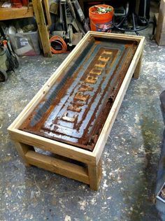 upcycled table top - Google Search Tailgate Bench, Car Part Furniture, Automotive Furniture, Car Furniture, Casa Vintage, Automotive Decor, Pallet Wood, Repurposed Furniture, Industrial Furniture