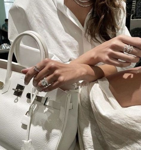 Lana Del Rey, Single Aunt, Rich Wife, Social Media Etiquette, Daily Aesthetic, Oval Cut Engagement Ring, Super Rich Kids, Wife Life, Bags Aesthetic