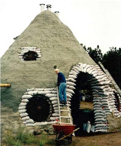 Plastering an earthbag home Cyprus House, Earthbag House, Earth Houses, Eco Construction, Casa Hobbit, Earth House, Earth Bag Homes, Earth Bag, Eco Buildings