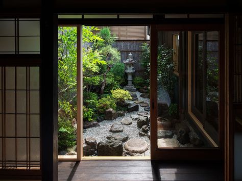 Traditional Japanese House Exterior, Japanese Garden House, Japanese House Exterior, Japanese House Garden, Japanese Wolf, Japanese Garden Backyard, Japanese Tea House, Traditional Japanese House, Japan Garden