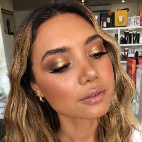 Bridesmaid Makeup Gold Eyeshadow, Gold Bronze Eyeshadow Looks, Golden Eye Makeup Brown Eyes, Brown And Gold Eye Makeup Looks, Gold Winged Eye Makeup, Bronzed Gold Makeup Look, Gold Makeup Eyeshadow, Smokey Eye With Gold Makeup, Formal Gold Makeup