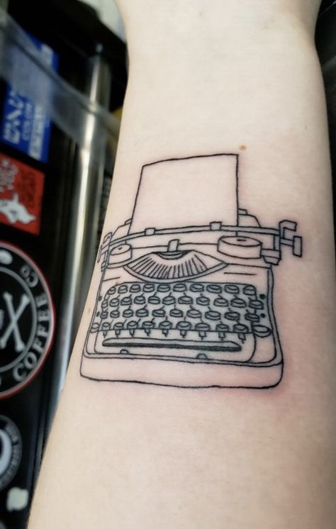 Typewriter tattoo Couch Tattoo, Tattoo Typewriter, Typewriter Tattoo, Writer Tattoo, Remember Tattoo, Pinterest Tattoos, Tattoo Desings, Book Tattoo, Real Tattoo