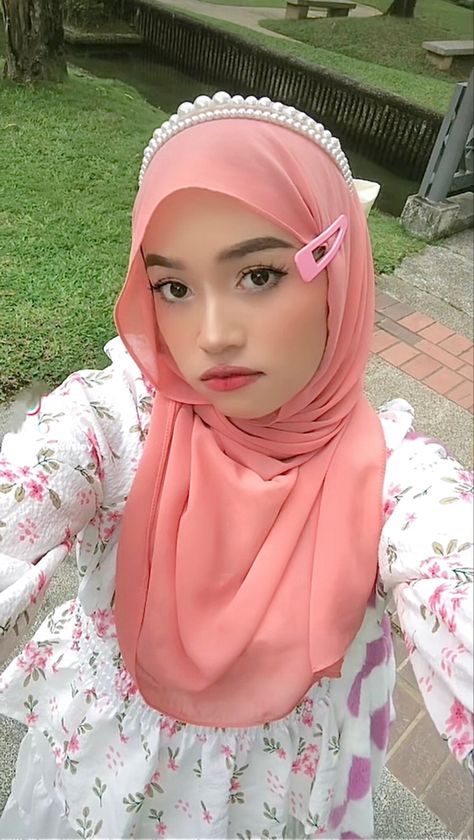 coquette hijabi coquette girl dollette Hijab With Accessories, Hijab With Headband, Bando Hijab, Hijab Bando, Coquette Hijab Outfit, Coquette Hijab, Raya Ootd, Hijabi Wardrobe, Outfit Ideas Coquette