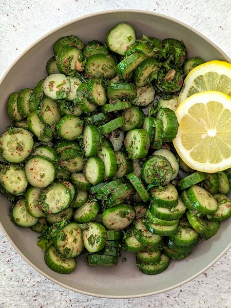 A small bowl of sumac cucumbers served with lemon slices. Sumac Cucumbers, Persian Cucumber Recipe, Carrot Ideas, Sumac Salad, Cucumber Side, Cucumber Quinoa Salad, Mediterranean Cucumber Salad, Persian Salad, Sumac Recipes