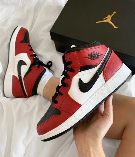 Jordan 1 Mid Chicago Black Toe, Sepatu Air Jordan, Sneaker Nike, Trendy Shoes Sneakers, Dr Shoes, Nike Shoes Girls, Jordan Shoes Girls, Custom Nike Shoes, All Nike Shoes