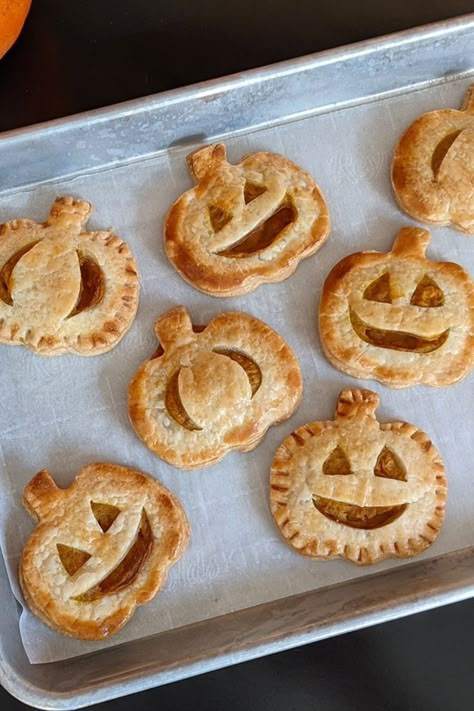 Small Batch Halloween Desserts, Halloween Food Pumpkin, Pumpkin Shaped Food Ideas, Pumpkin Shaped Snacks, Thanksgiving Baking Aesthetic, Halloween Cooking Recipes, Halloween Mini Pies, Fall Baked Treats, Cute Fall Food