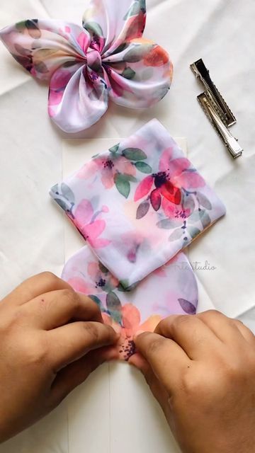 Diy Fabric Butterflies, Fabric Bow Pattern, Bow Headband Diy, Bow Stitching, Bows Pattern, How To Make Butterfly, Hair Bows Diy Ribbon, Headband Diy, Diy Hair Scrunchies