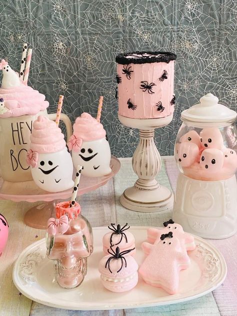 Pretty Outdoor Halloween Decor, Pink Halloween Party Food, Pink Halloween Ideas, Pink Halloween Party Ideas, Pink Halloween Party Decor, Pink Halloween Treats, Pink Halloween Cupcakes, Pink And White Halloween Decor, Pastel Halloween Birthday Party