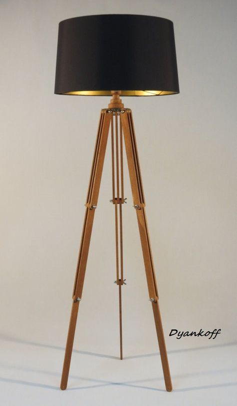 Recycled Lamp, Wood Lamp Design, Diy Projects Plans, Easel Painting, Wooden Floor Lamps, Wood Floor Lamp, Diy Desk, Wood Lamps, Tripod Floor Lamps