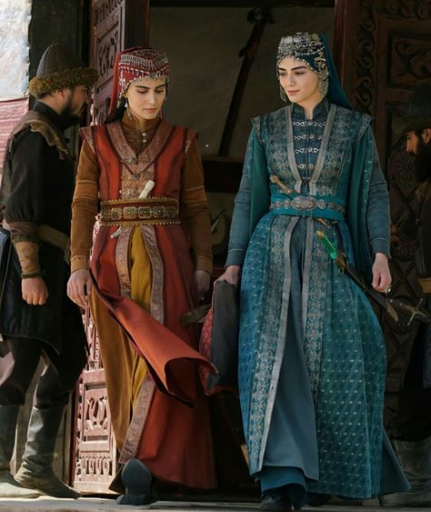 Traditional Iranian Clothing, Iranian Clothes, Middle Eastern Clothing, Persian Women, Famous Warriors, Arabic Clothing, Turkish Clothing, Turkish Dress, Middle Eastern Fashion