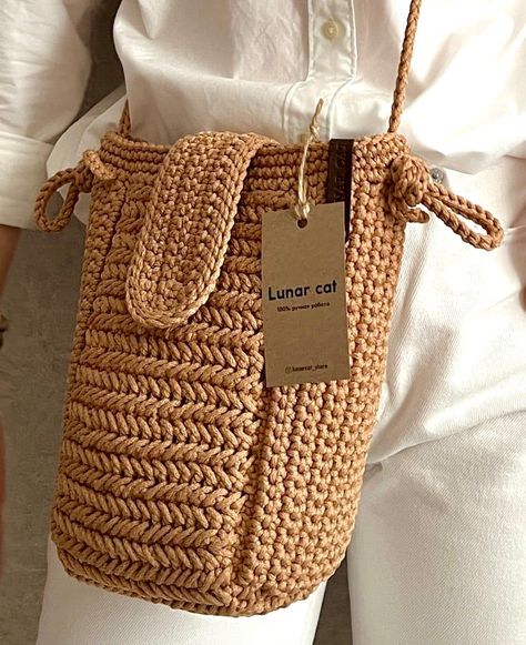 Learn to crochet a crossbody bag pattern, suitable for beginners. This pattern includes instructions for making a messenger bag, tote bag or sling Crochet Small Purse, Crossbody Bag Pattern, Free Crochet Bag, Crochet Bag Pattern Free, Baby Boy Knitting, Crochet Market Bag, Crochet Handbags Patterns, Crochet Tote Bag, Crochet Bags Purses