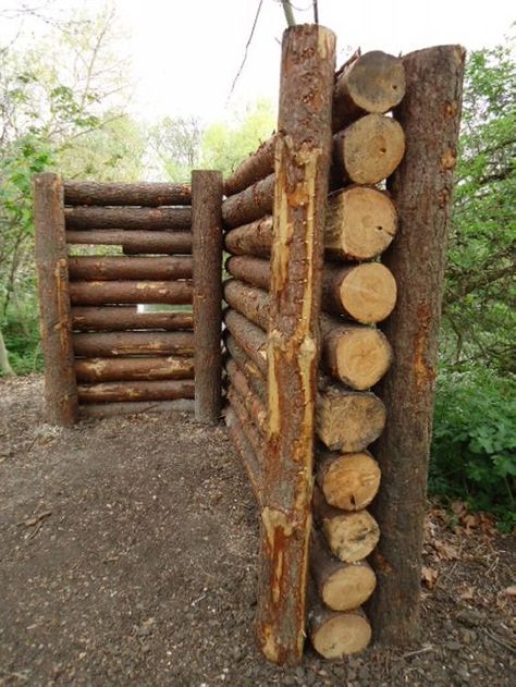 Fancy Fence, Log Wall, Garden Fencing, Fence Design, Garden Fence, Outdoor Projects, Bushcraft, In The Woods, Garden Projects