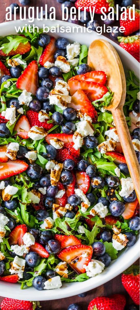 Salad With Berries, Arugula Salad Recipes, Creamy Goat Cheese, Salads Recipes, Soup Appetizers, Resep Salad, Berry Salad, Diner Recept, Strawberries Blueberries