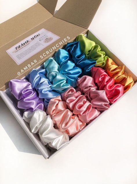 Sew Scrunchie, Hair Accessories Diy Headband, Diy Hair Scrunchies, Diy Hair Accessories Ribbon, Hair Tie Accessories, Scrunchies Diy, Small Business Packaging Ideas, Handmade Scrunchie, Small Business Packaging