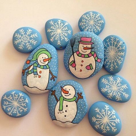 Christmas painting on stones and pebbles: 125 ideas for creativity with children Diy Christmas Paintings, Paintings Easy, Art Pierre, Painting Creative, Christmas Rock, Rock Painting Ideas Easy, Snowman Painting, Rock Painting Patterns, Rock Painting Designs