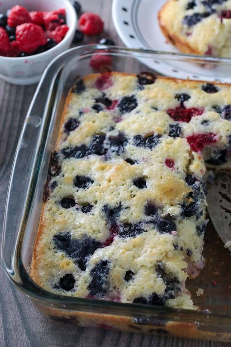 Strawberry Blueberry Cake, Fresh Berry Cake, Harvest Moon Light Of Hope, Mixed Berry Cake, Berry Cake Recipe, Cake Rolls, Berry Breakfast, Berry Berry, Breakfast Goodies