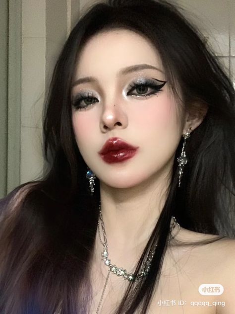 Dark Kpop Makeup, Vampire Makeup Asian, Red And Black Douyin Makeup, Asian Vampire Makeup, Gothic Douyin Makeup, Korean Grunge Makeup, Prom Makeup Dark, Cute Korean Makeup Looks, Goth Douyin Makeup