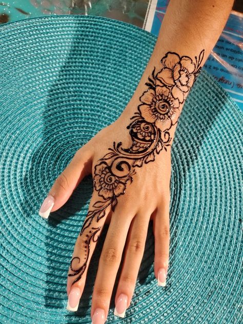 Henna on hand Jagua Gel Henna, Jagua Design, Jagua Gel, Freehand Design, Jagua Henna, Simple Henna Tattoo, Latest Mehndi, Simple Henna, Latest Mehndi Designs