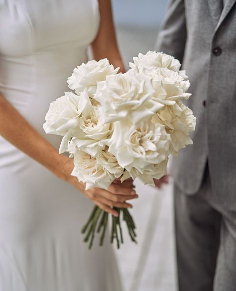 Messy Bouquet Wedding, Only Roses Bouquet, Rose Only Bouquet, All Rose Bouquet, Reflexed Rose Bouquet, White Florals For Wedding, Wedding Bouquets Bride White, White Roses Wedding Bouquet, Traditional Wedding Bouquet