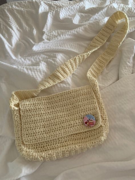 Crochet Mini Bag Aesthetic, Crochet Bag Shoulder, Everyday Crochet Bag, Cute Crochet Bag Ideas, Crochet Messenger Bag Free Pattern, Crochet Bag Beginner, Book Bag Crochet, Crochet Satchel Bag, Mini Crochet Projects