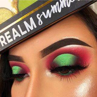 Carnaval Make-up, Christmas Eyeshadow, Eye Makeup Cut Crease, Christmas Eye Makeup, Christmas Makeup Look, Green Makeup, Red Makeup, Colorful Eye Makeup, Makeup Eye Looks