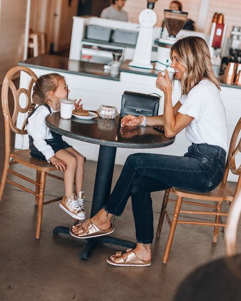 Outfit Minimalista, Birkenstock Outfit, Cella Jane, Moms Goals, Skandinavian Fashion, Mommy Daughter, Future Mom, Small Changes, Cute Family