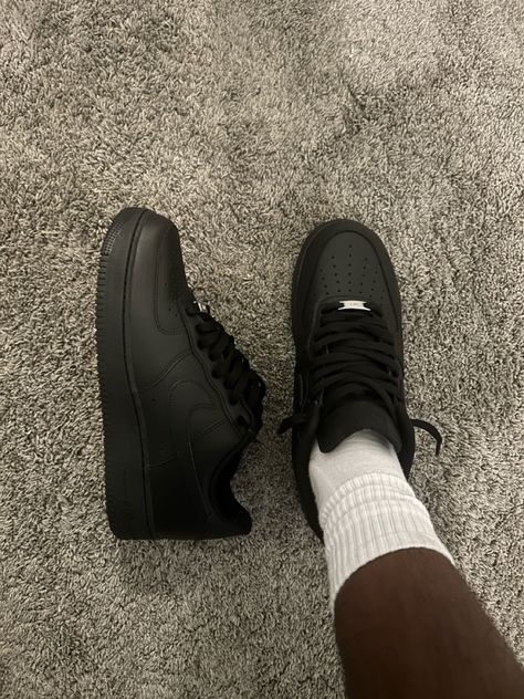 Black Air Force Outfit, Black Air Force 1 Outfit, Nike Air Force Black, Black Air Force 1, Custom Sneakers Diy, Pretty Sneakers, White Nike Shoes, Black Nike Shoes, All Black Shoes