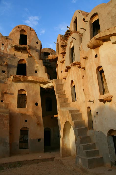 Foto Scale, Tunisia Africa, Mud Brick, African Architecture, Vernacular Architecture, Traditional Architecture, Africa Travel, Beautiful Buildings, North Africa