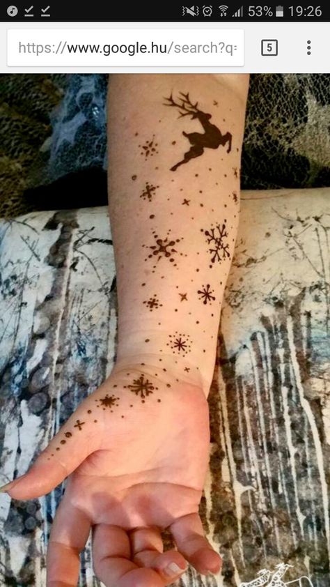 Snowflake Hand Tattoo, Christmas Henna, Snowflake Tattoos, Cool Henna, Cool Henna Designs, Back Henna, Book Tattoos, Cute Henna Tattoos, Snow Flake Tattoo