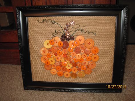 Pumpkin Button Art, with floral wire on burlap. Patchwork, Button Art Projects, Buttons Crafts Diy, Button Creations, Fall Decor Diy Crafts, Fall Thanksgiving Decor, Fall Halloween Crafts, Autumn Crafts, Fall Projects