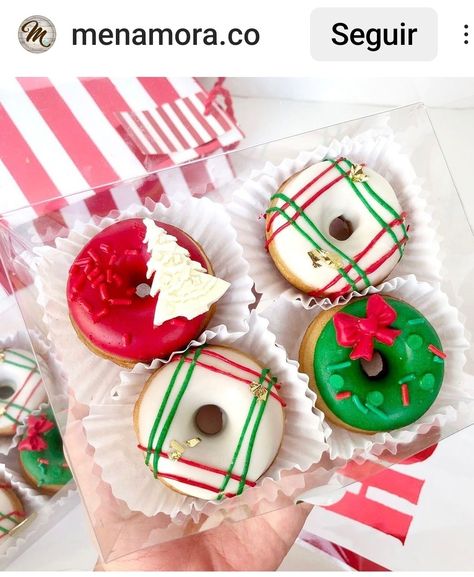 Christmas Donut Decorating Ideas, Christmas Mini Donut Ideas, Christmas Theme Breakfast, Christmas Donuts Ideas, Donat Glaze, Holiday Donuts, Donut Ideas, Donut Decorating Ideas, Mini Donuts Maker