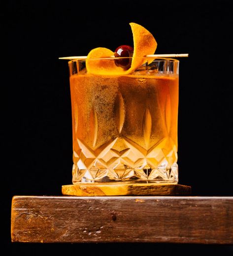 old fashion cocktail on a wood table Old Fashion Drink Recipe, Old Fashion Cocktail Recipe, Old Fashioned Drink, Brown Sugar Recipes, Drink Garnishing, Diy Water Fountain, Cocktail Garnish, Good Whiskey, Stylish Winter Outfits