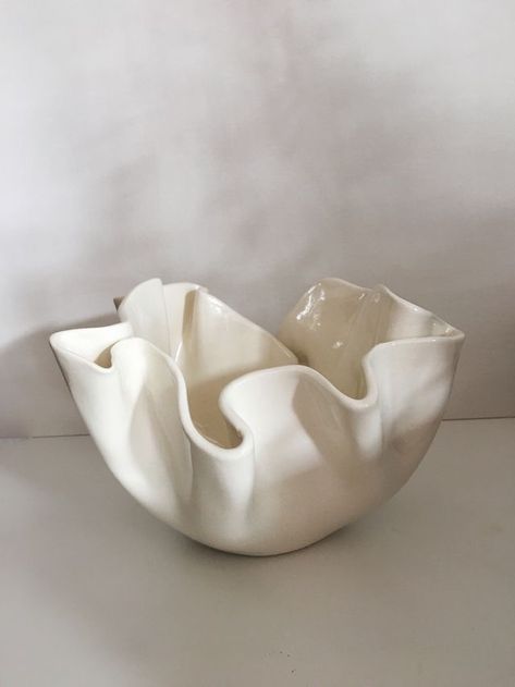 2023 Ceramic Trends, Ceramic Bowl Inspiration, Aesthetic Bowls Ceramic, Ceramic Pottery Aesthetic, Clay Bowl Designs, Clay Bowl Ideas, Ceramic Bowl Ideas, Aesthetic Bowls, Ceramics Aesthetic