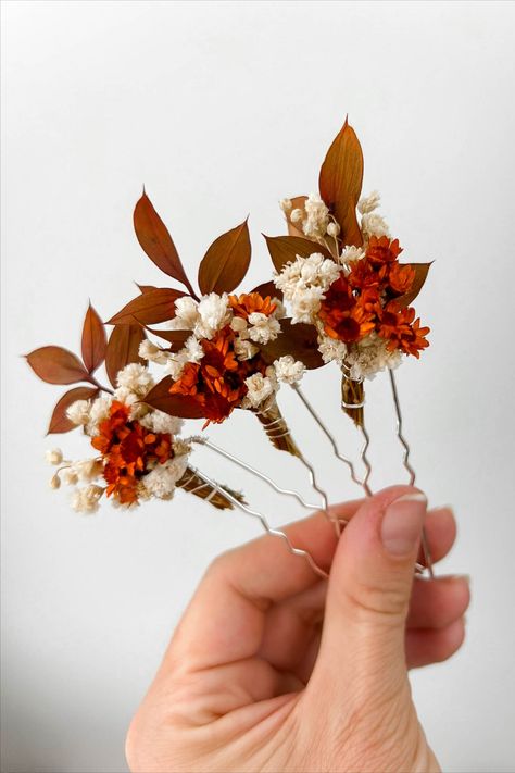 Dried Flower Hair Pins, Terracotta Wedding Ceremony, Fall Bridal Hair, Rustic Terracotta Wedding, Rust Terracotta Wedding, Autumn Leaves Wedding, Fall Wedding Hairstyles, Preserved Eucalyptus, Dried Flowers Wedding