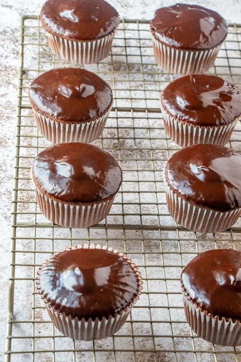 Chocolate Ganache Cupcakes recipe from RecipeGirl.com #chocolate #ganache #frosting #cupcake #cupcakes #recipe #RecipeGirl How To Ice Cupcakes, Ganache Recipe Frosting, Ganache Cupcakes, Chocolate Ganache Cupcakes, Choc Ganache, Cupcake Toppings, Best Chocolate Cupcakes, Hostess Cupcakes, Chocolate Ganache Recipe